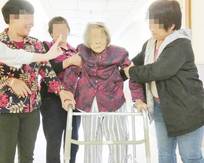 南溪100歲老太在我院成功接受股骨頭置換術