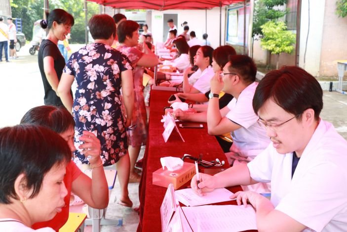 康美醫院聯合普甯市紅十字會赴南溪鎮送醫送藥